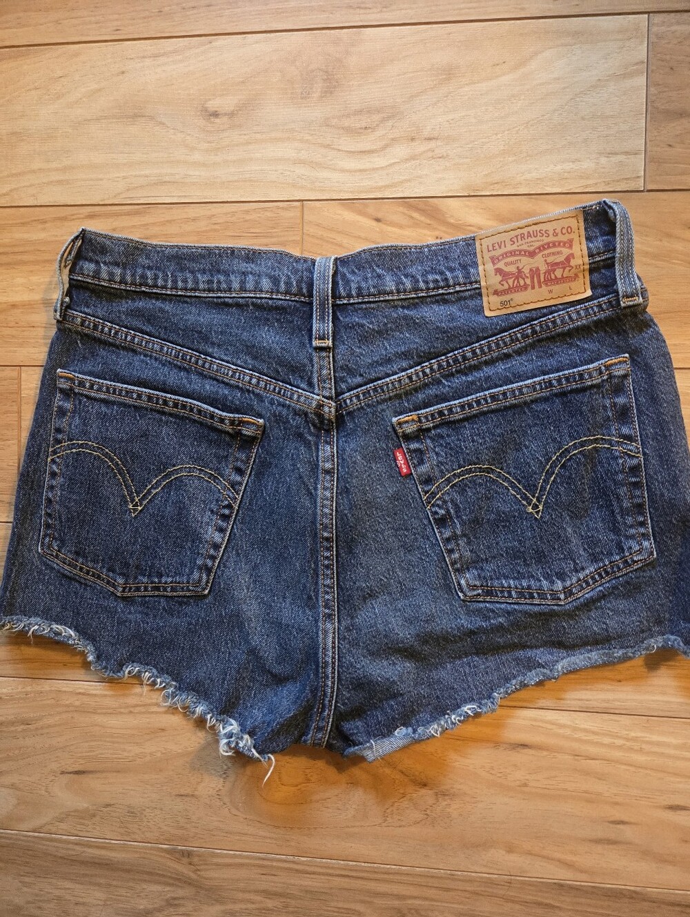 Levi's 501 Women Shorts Size 31 Medium Wash Blue Denim Jeans Cutoff High Rise - Picture 3 of 6